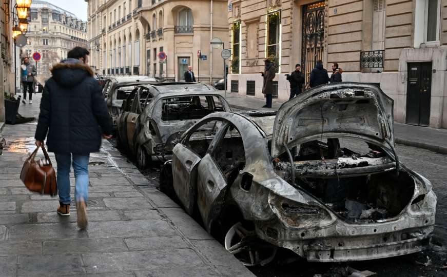 Slika Pariza nakon sinoćnjih nereda: Izgorjela vozila na ulicama